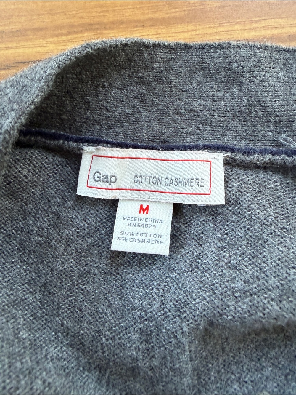 GAP Men’s Medium Cotton Cashmere V-Neck Cardigan Sweater Gray - Picture 2 of 3